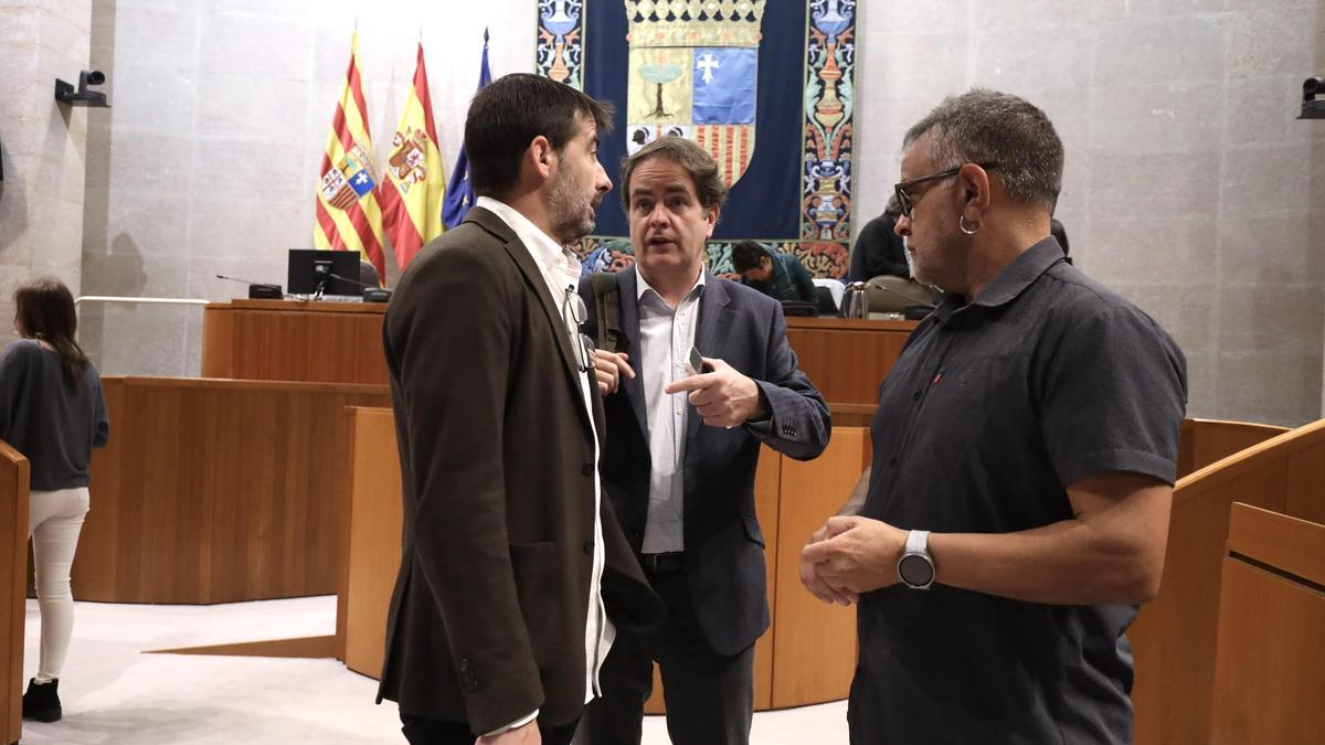 El consejero de Hacienda, Roberto Bermúdez de Castro, habla con Álvaro Sanz (IU) y Andoni Corrales (Podemos).
