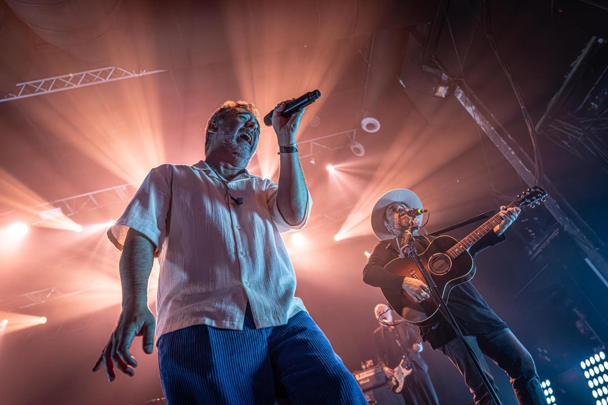 Love of Lesbian cierra filas con su ‘hermandad’ en un inflamado estreno en Razzmatazz