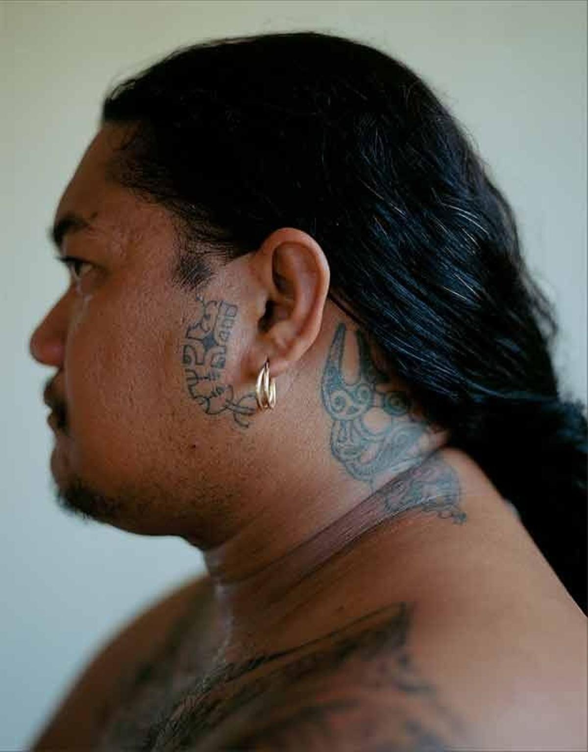 Un habitante de Hiva-Oa muestra sus tatuajes, el símbolo de identidad polinesia.
