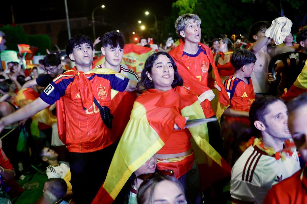 Las mejores imágenes de la afición española en la avenida Teniente Flomesta Las mejores imágenes de la afición española en la avenida Teniente Flomesta