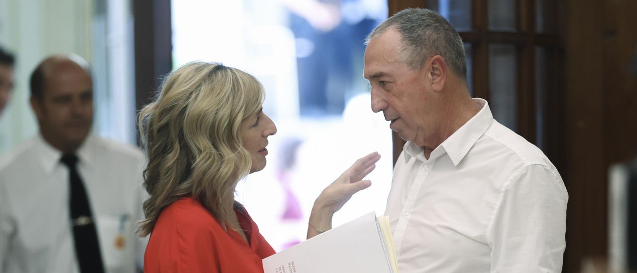 Joan Baldoví charla con la vicepresidenta Yolanda Díaz, el jueves en el Congreso.