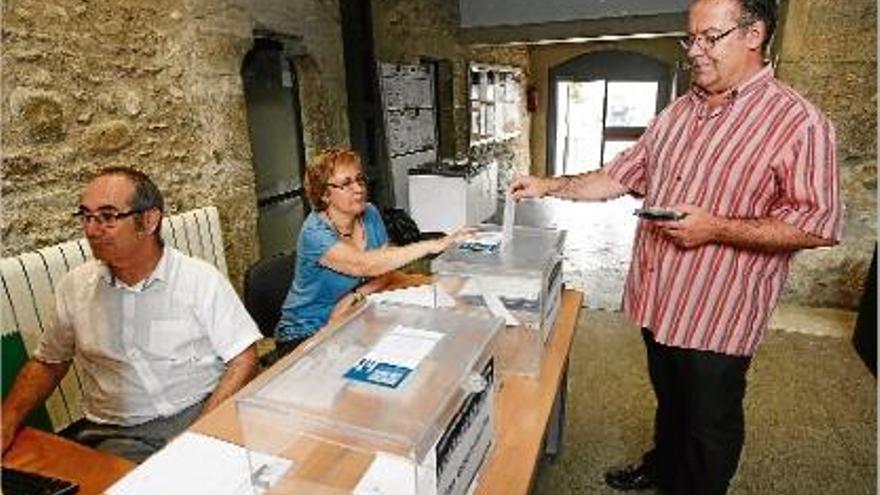 Un veí de Girona, votant al centre cívic de Can Ninetes, el passat mes de juliol.