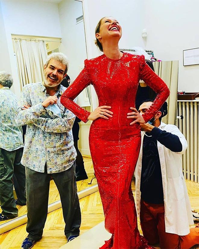 Anne Igartiburu, con vestido de Lorenzo Caprile para las campanadas de Nochevieja 2020-2021