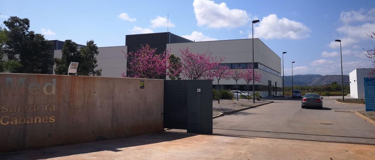 La planta desaladora que está ubicada entre los términos de Orpesa y Cabanes también abastece a Benicàssim.