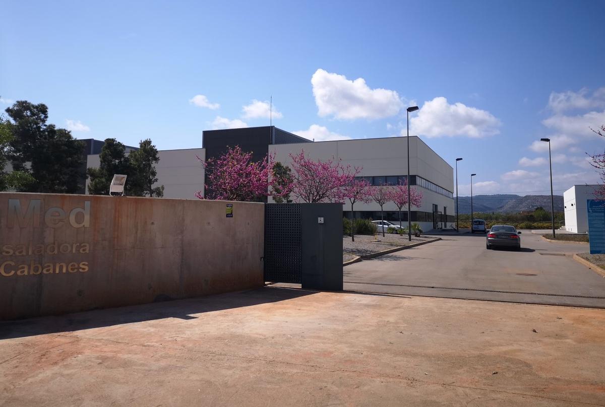 La planta desaladora que está ubicada entre los términos de Orpesa y Cabanes también abastece a Benicàssim.