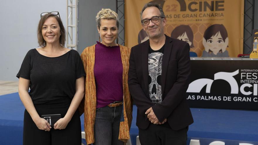 De izq., a dcha., Nuria Guinnot, Lorena Morín y Luis Miranda, ayer, durante la presentación. |