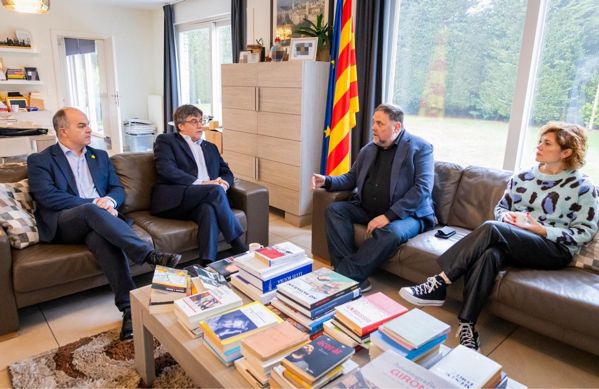Carles Puigdemont y Oriol Junqueras se reúnen en Waterloo, junto a Jordi Turull y Elisenda Alamany Carles Puigdemont y Oriol Junqueras se reúnen en Waterloo, junto a Jordi Turull y Elisenda Alamany