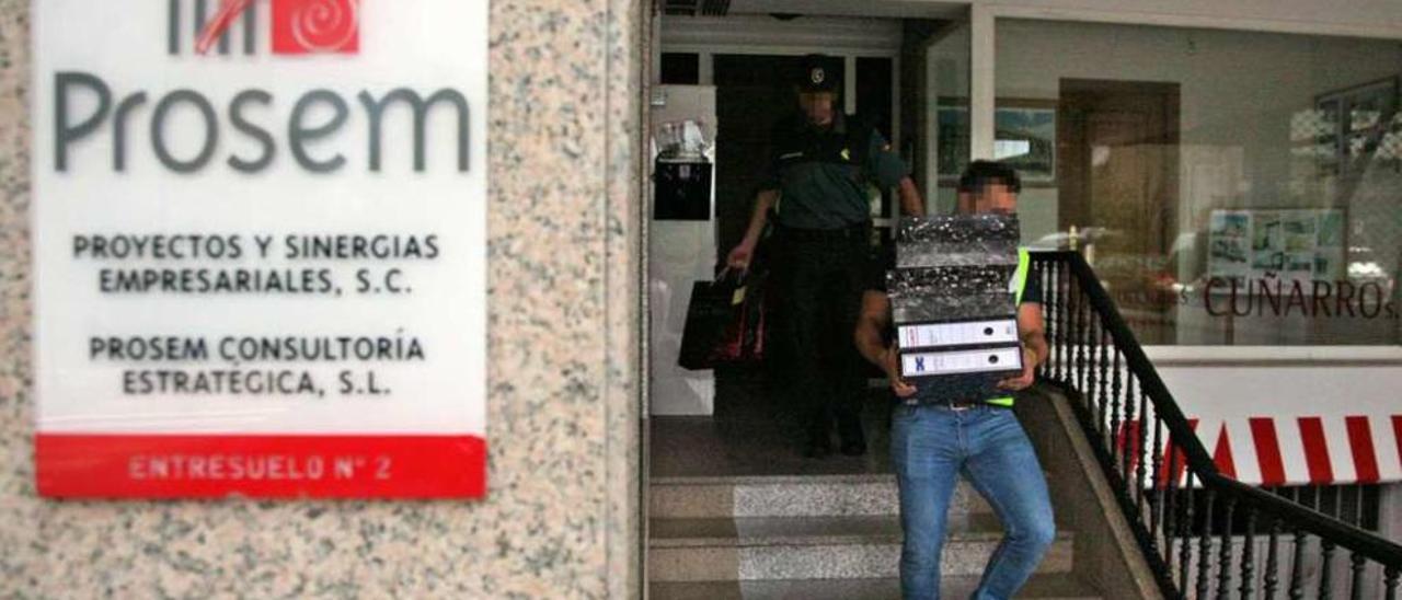 Registro de la Guardia Civil en las oficinas de Prosem, el pasado 25 de agosto. // Bernabé/Luismy