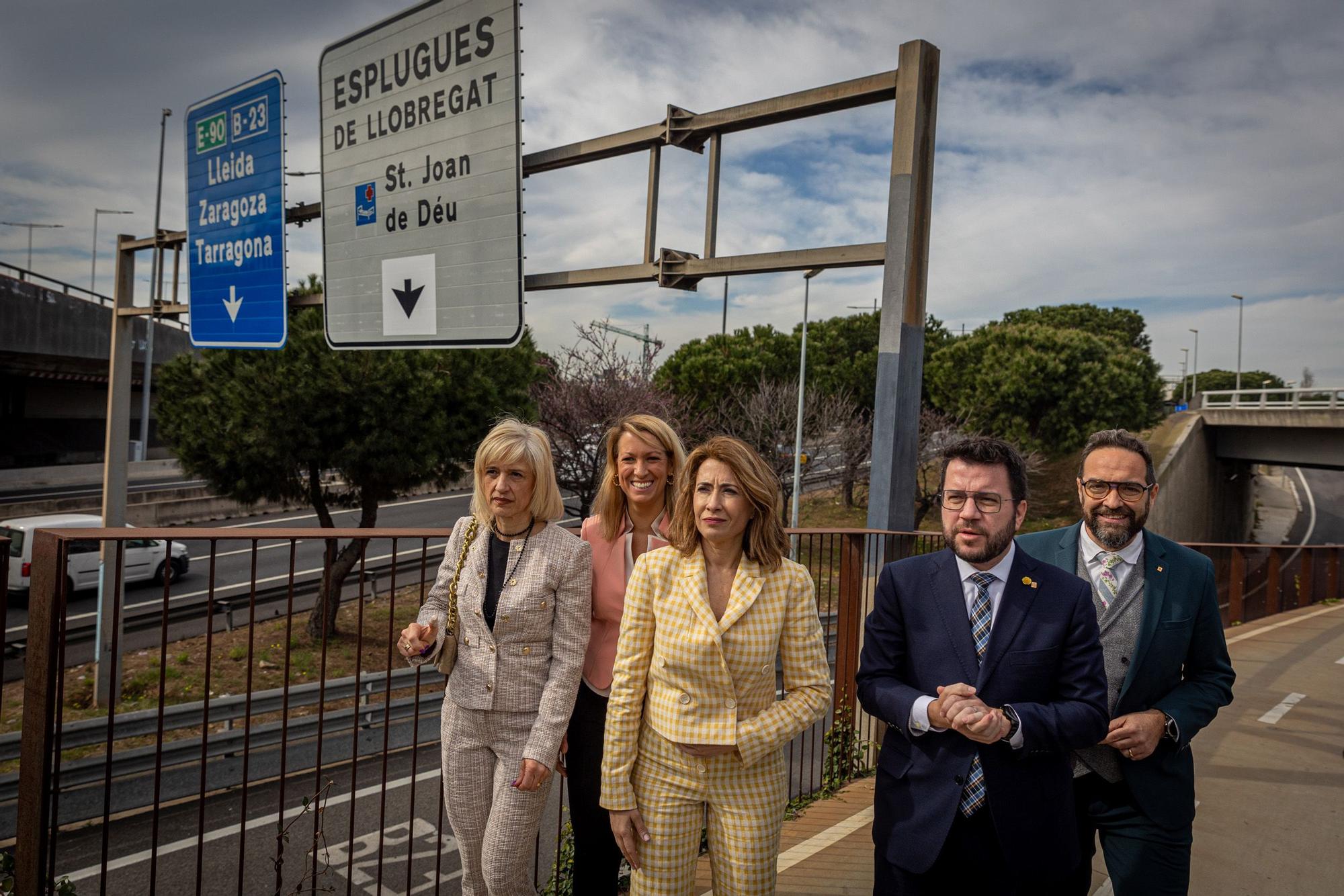 La alcaldesa de Esplugues, Pilar Díaz; la delegada del gobierno, Maria Eugenia Gay; la ministra Raquel Sanchez, el 'president' Aragonès y el 'conseller' Juli Fernàndez.