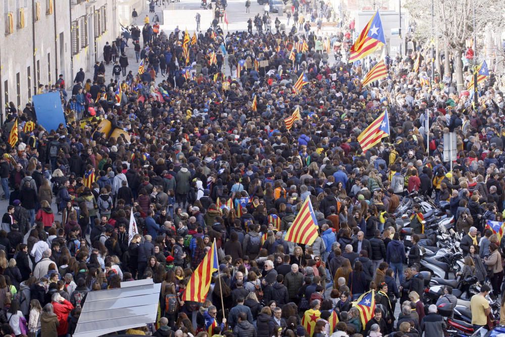 Concentració multitudinària a la seu de la Generalitat de Girona per reclamar la llibertat dels presos