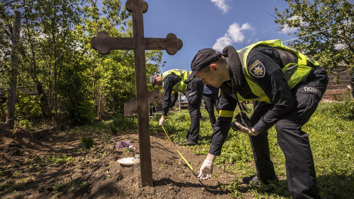 Exhumacion de cuerpos en Járkov para investigar crimenes de guerra
