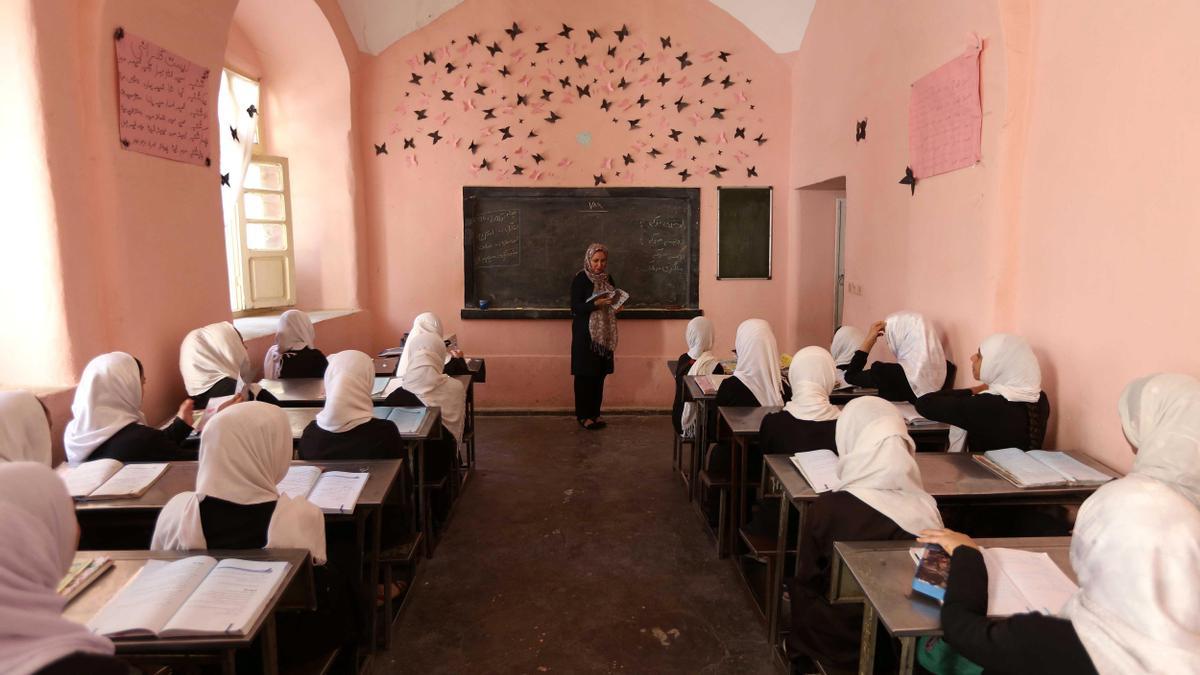 Más de 80 niñas son envenenadas en dos colegios de Afganistán.