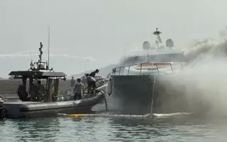 El fuego arrasa y obliga a hundir un yate en el puerto de Ibiza