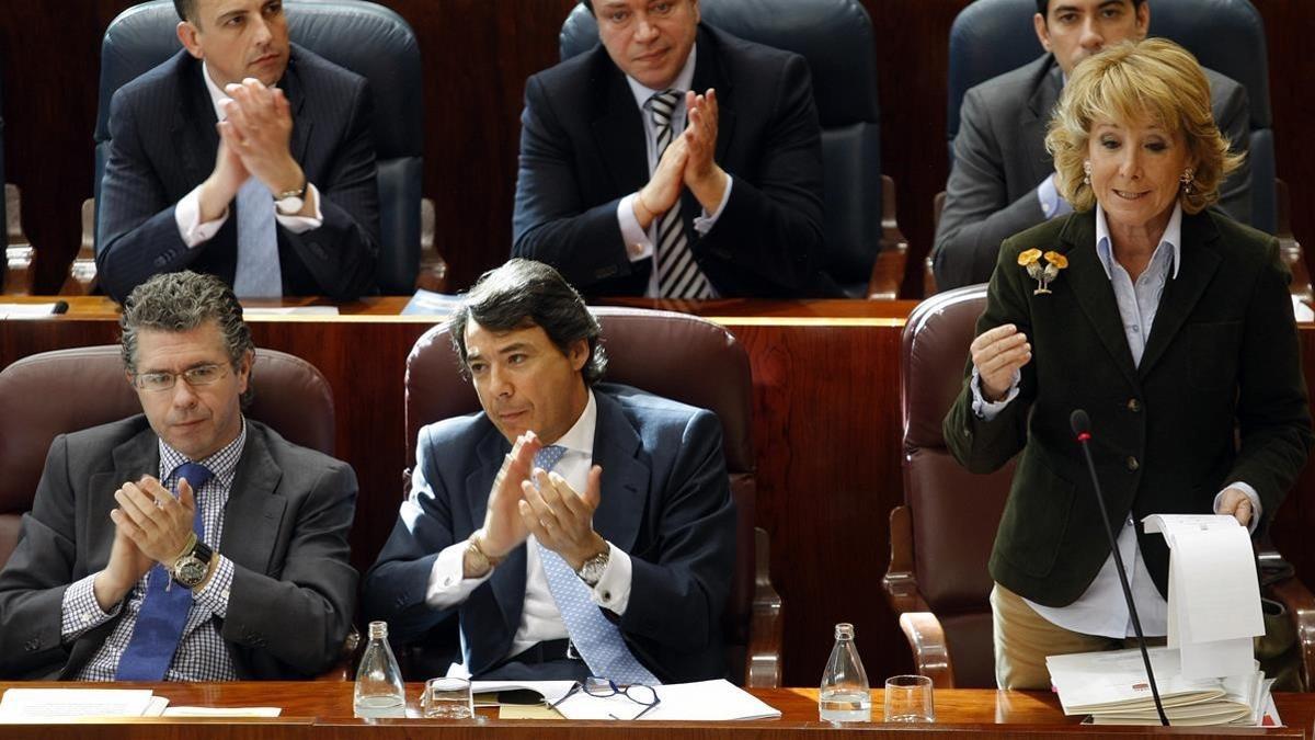 Francisco Granados e Ignacio González aplauden a Esperanza Aguirre en un pleno de la Asamblea de Madrid, en marzo del 2009.
