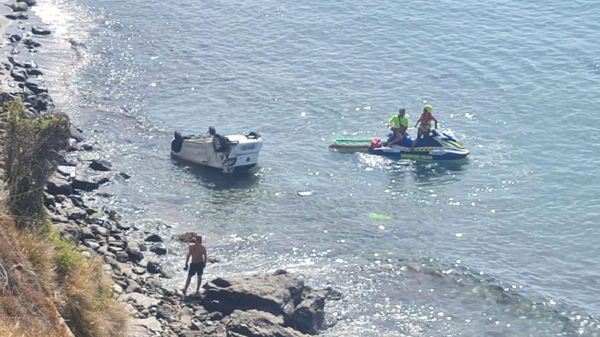El coche accidentado, volcado sobre el mar en Benalmádena.