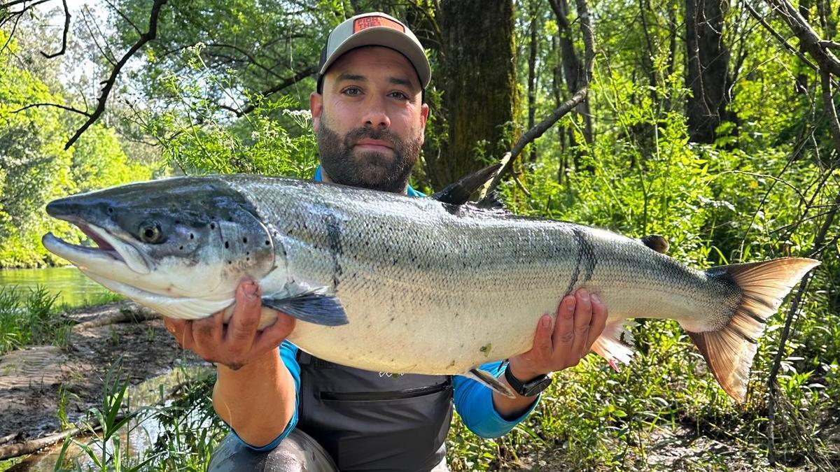 Pablo del Canto con el salmón de 9,920 kg