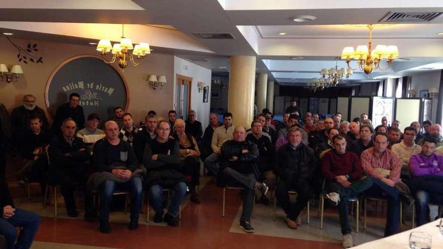 Regantes del canal Toro-Zamora durante la asamblea de ayer.