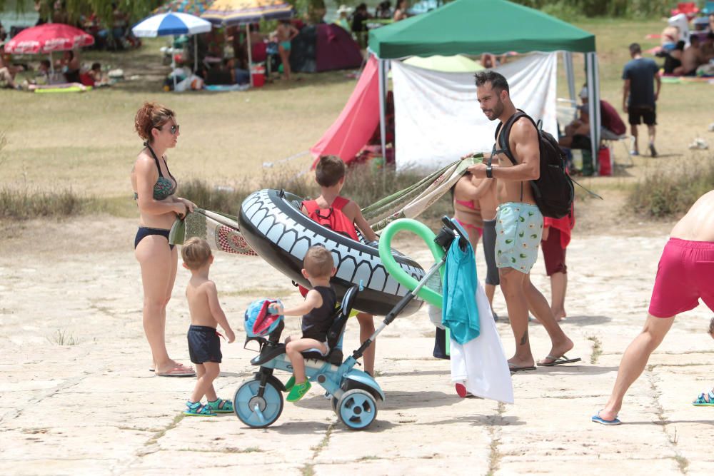 Los bañistas acuden al Assut d'Antella aunque el baño está prohibido