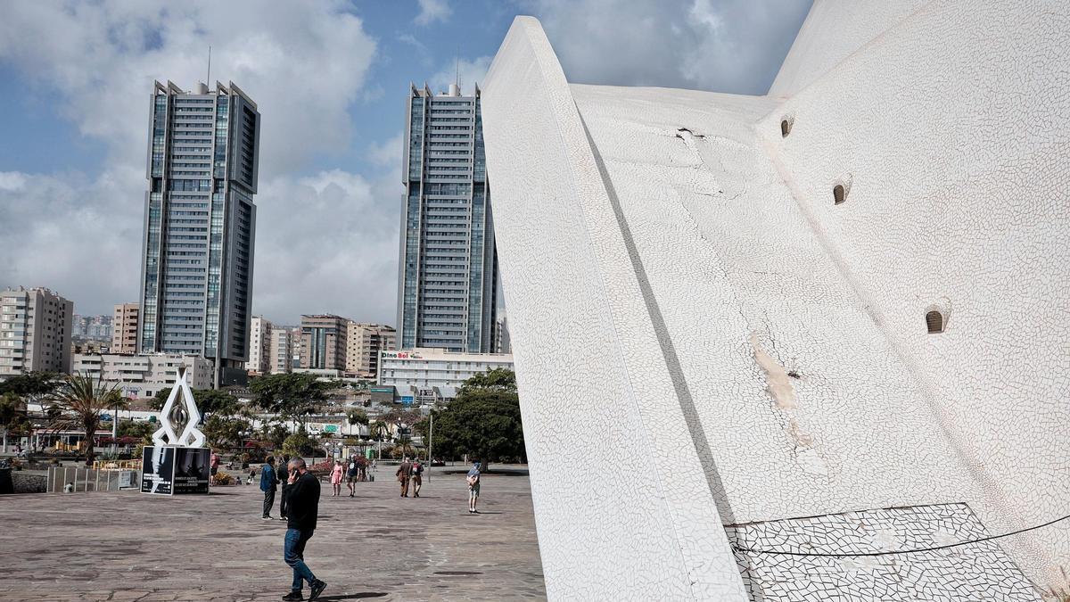 Lateral del Auditorio de Tenerife, cuya fachada muestra el deterioro en el revestimiento.