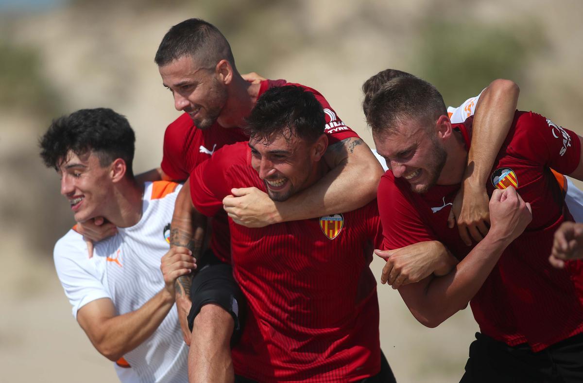 Buena ambiente pese a la competencia por ser el portero titular del Valencia CF