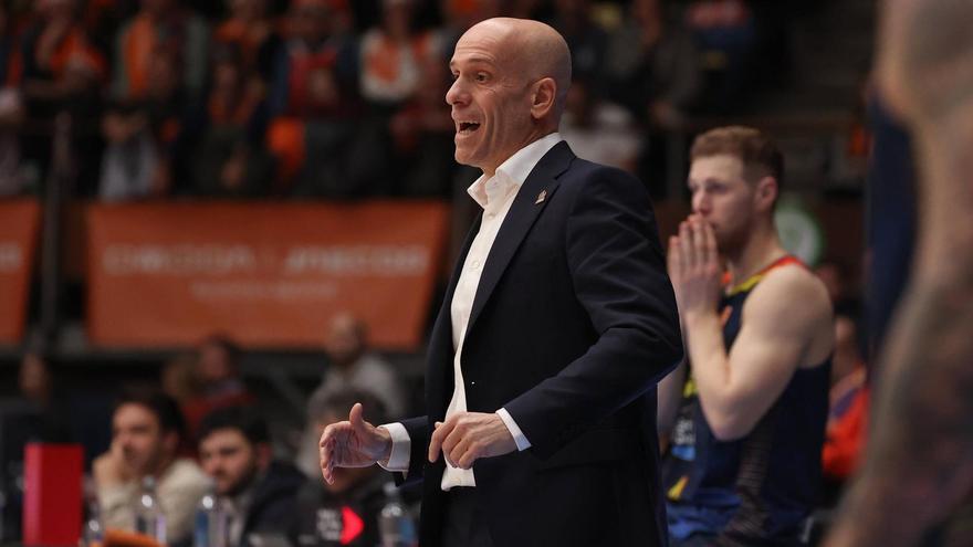 Carles Marco da instrucciones en un partido en el Coliseum.