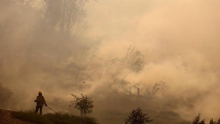 Un incendio cerca de Los Ángeles obliga a evacuar a 60.000 personas