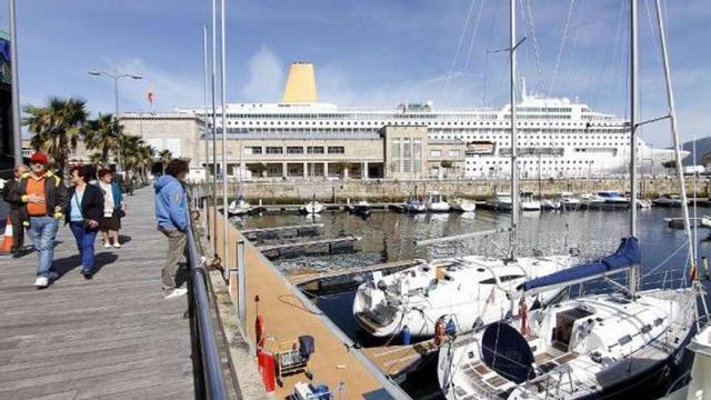 El crucero "Oriana" atracado ayer en el muelle de trasatlánticos. // Jorge Santomé