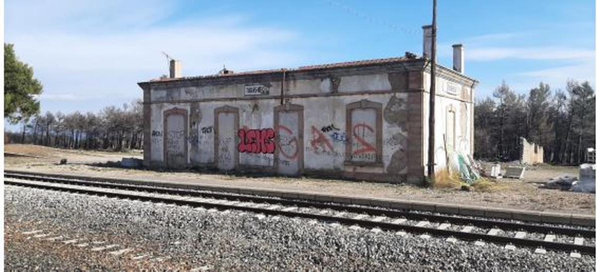 Estado de la estación de Torás-Bejís, en desuso desde hace más de 25 años.