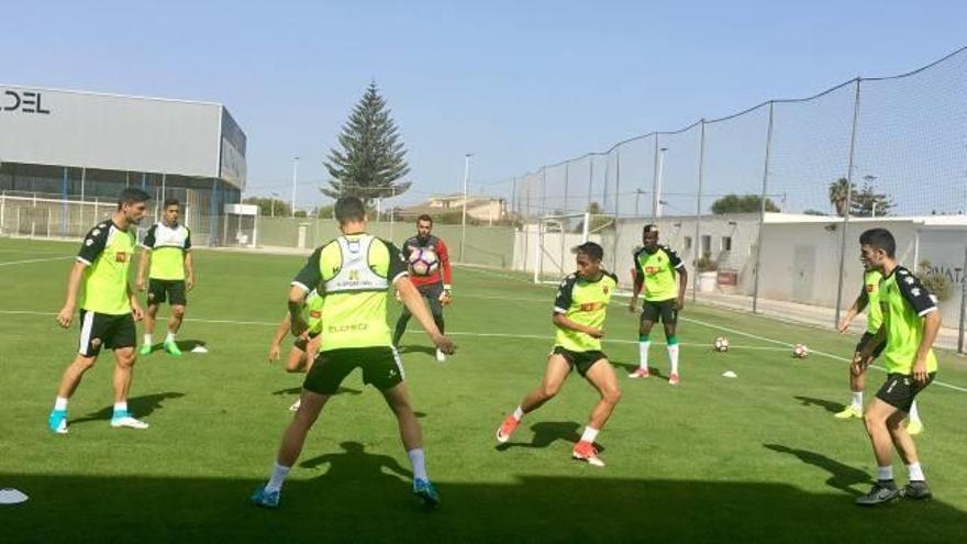 Los jugadores del Elche, ayer, durante el último entrenamiento celebrado en Pinatar Arena.