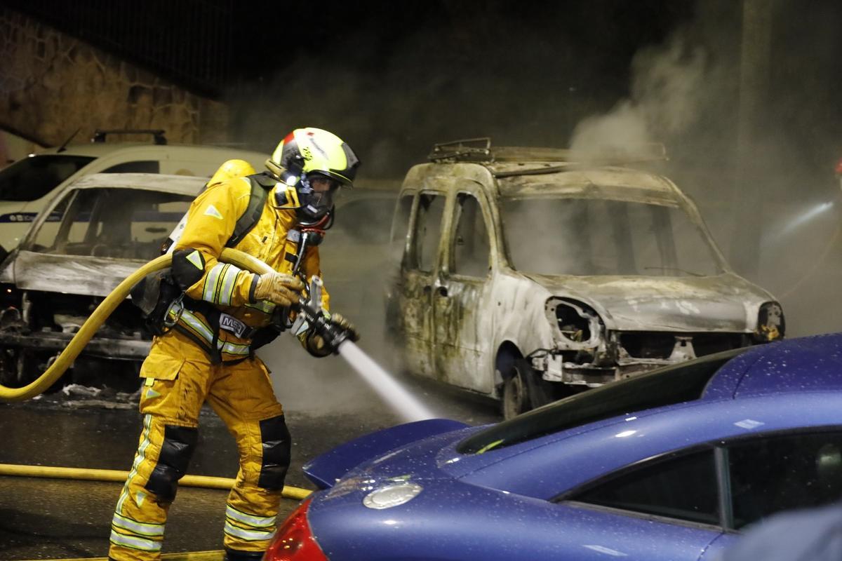 Un incendio en un aparcamiento provoca daños en una docena de coches en Alcoy