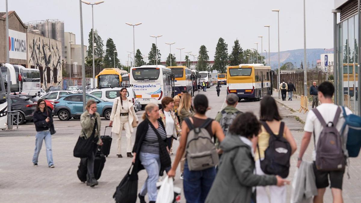 Usuarios bajan a la estación de Renfe del Prat de Llobregat para coger un bus lanzadera hacia su destino