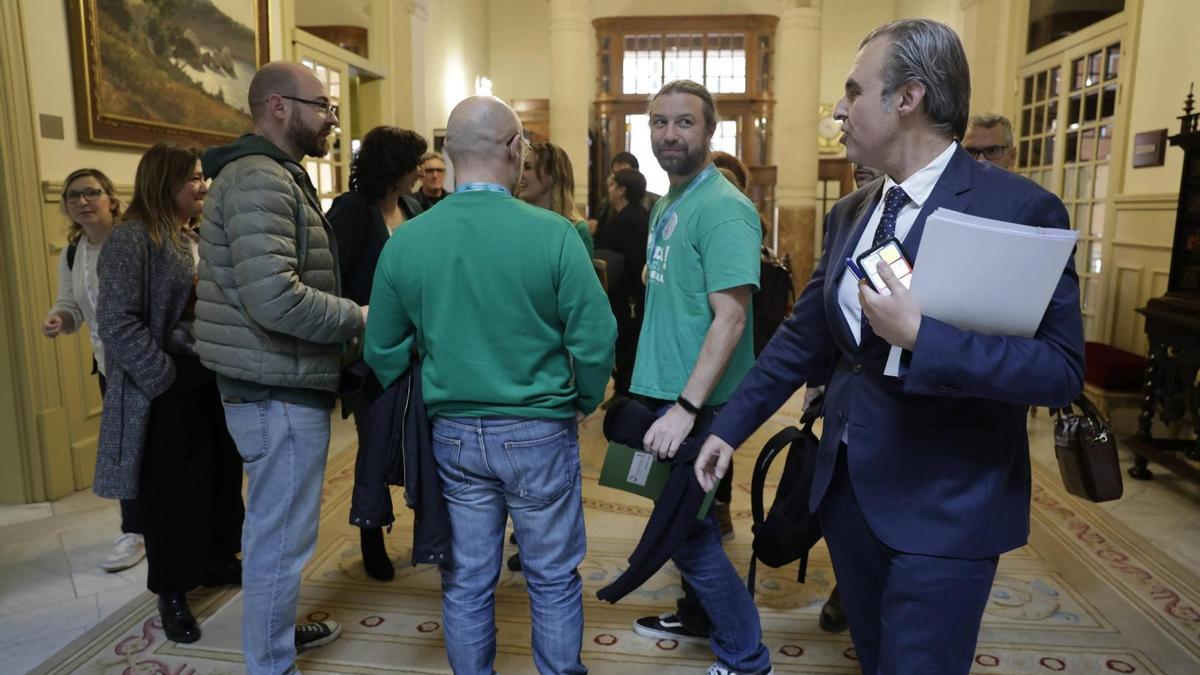 Bildungsminister Antoni Vera begrüßt im Parlament Lehrkräfte mit grünen T-Shirts.