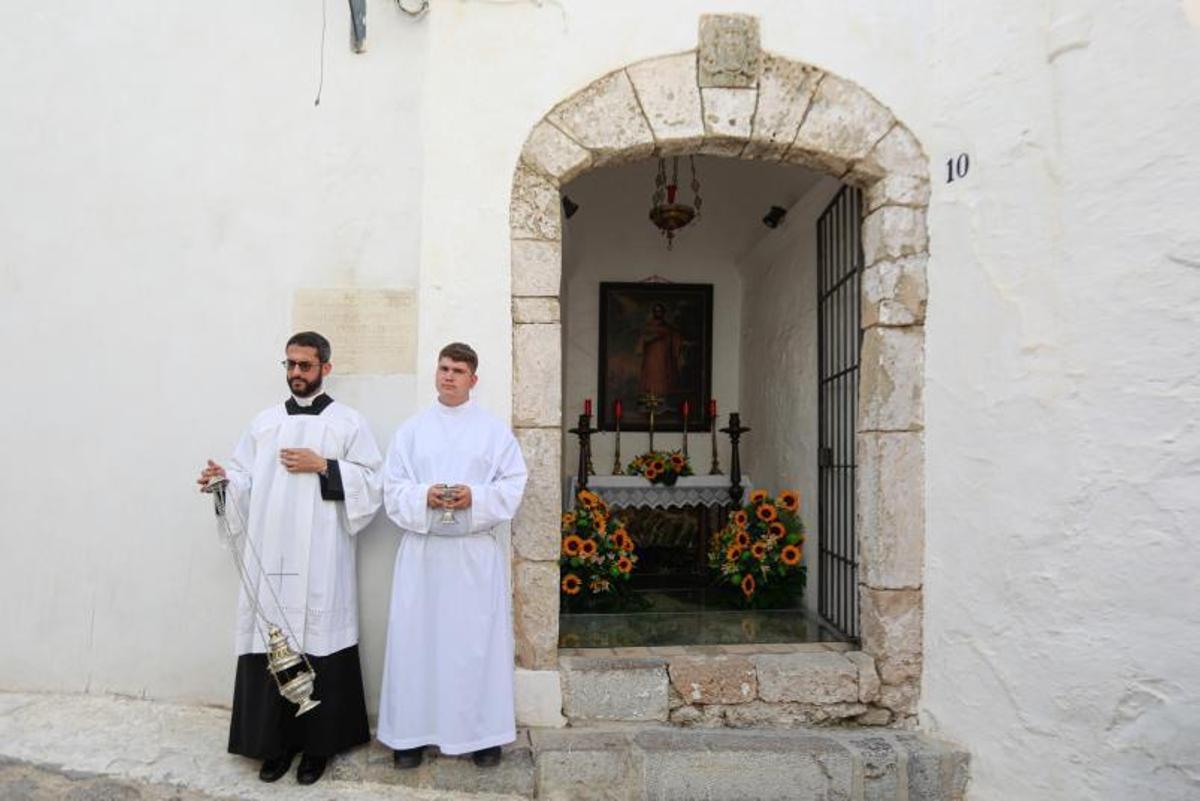Dos religiosos aguardan frente a la capilla a que llegue la procesión.  |  TONI ESCOBAR
