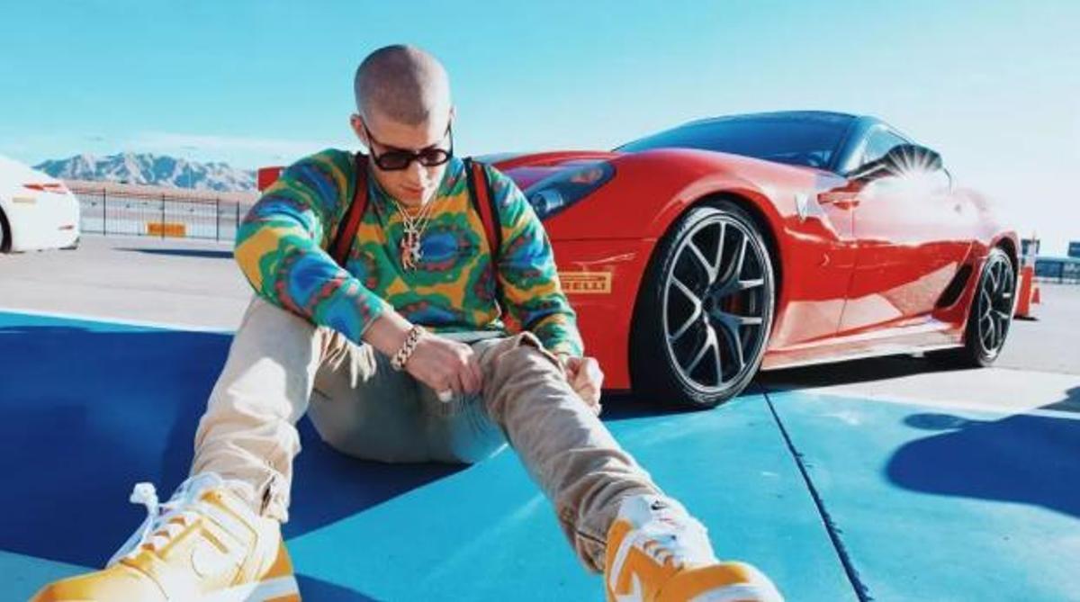 Bad Bunny a Las Vegas Motor amb el seu Ferrari Testarossa