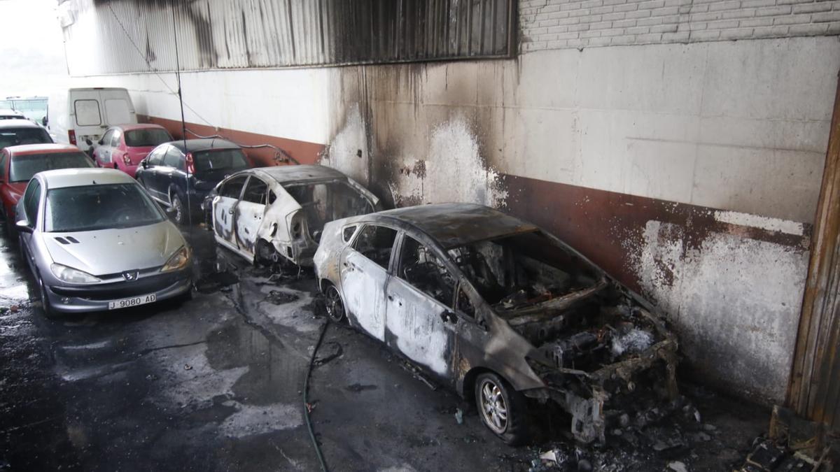 Coches calcinados por el fuego en el incendio de la nave de Auto Talleres Vasi, en el polígono Amargacena.