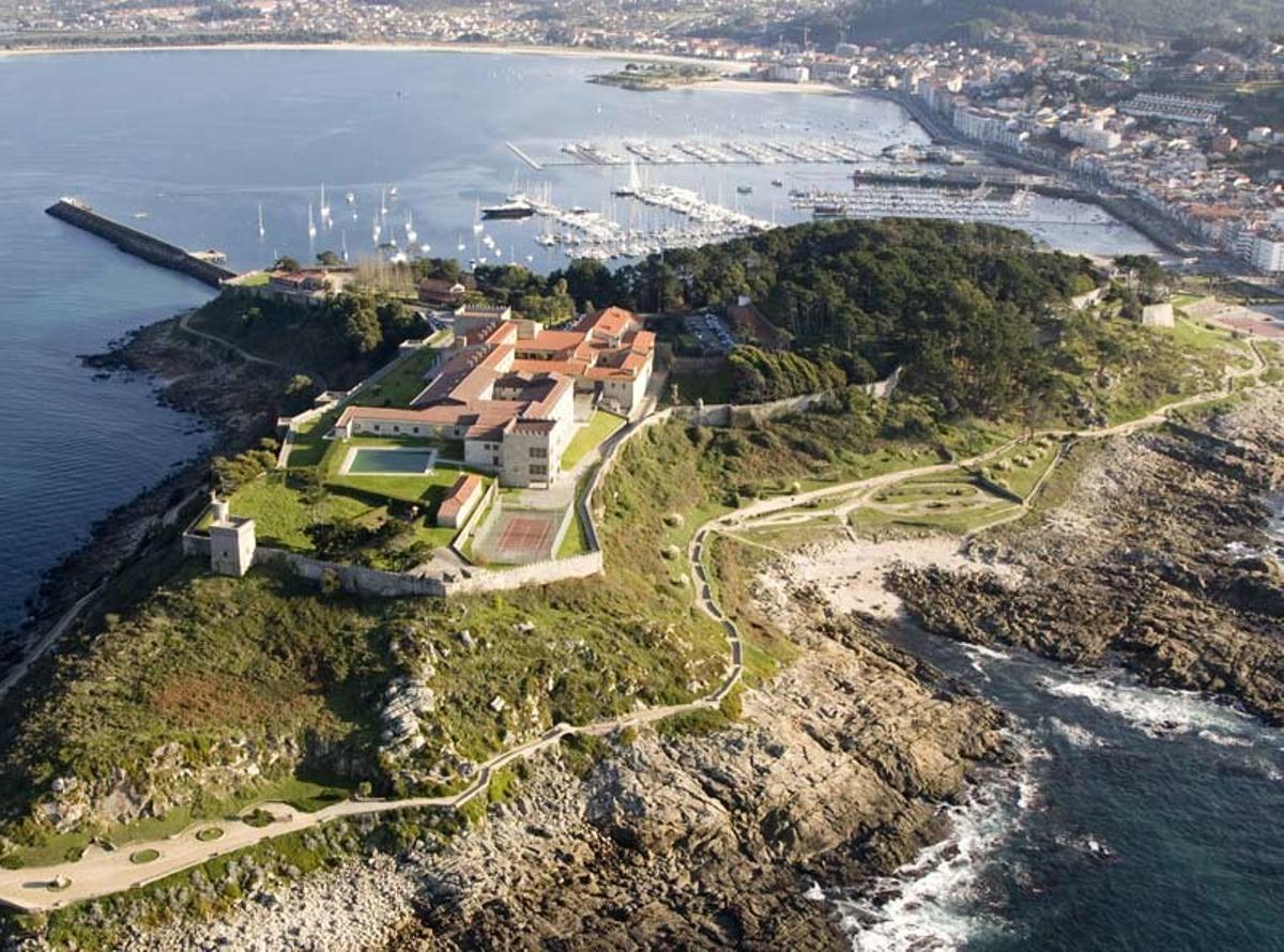 Bajo el Monte Boi y la fortaleza de Monterreal, se encuentra la playa de Os Frades