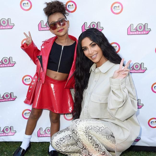 Kim Kardashian junto a su hija North West, en su primer desfile como modelo