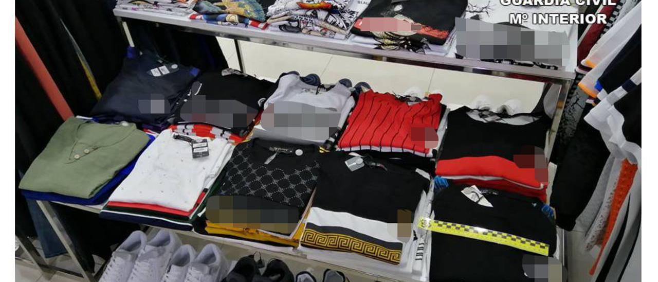 Productos falsificados intervenidos por la Guardia Civil durante una operación.