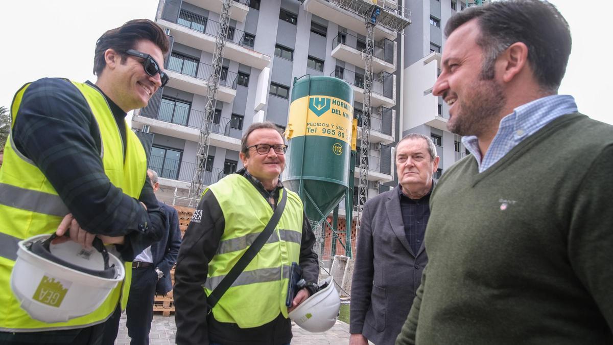 El alcalde, en una visita al cuarto bloque de San Antón