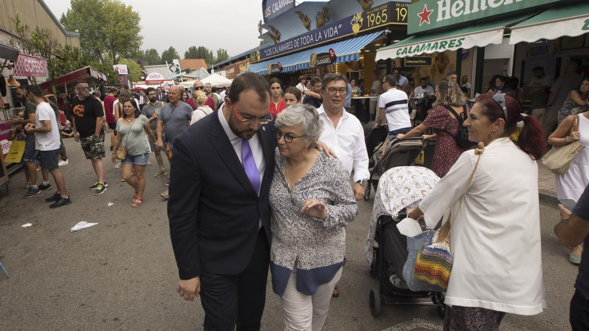 Adrián Barbón visita la feria de muestras de Gijon con la alcaldesa