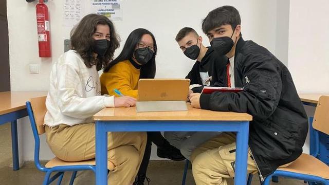 Los cuatro alumnos del IES Averroes, preparando su participación en el Parlamento Científico de Jóvenes.