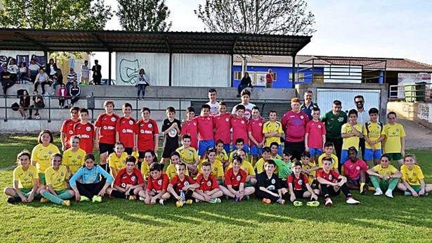 Jugadores de los diferentes clubes participantes posan en el césped de &quot;La Llagona&quot;.