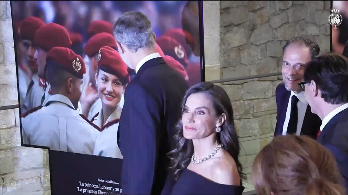 Letizia rescata el collar de chatones de Victoria Eugenia en el 50º aniversario de El País — image 1