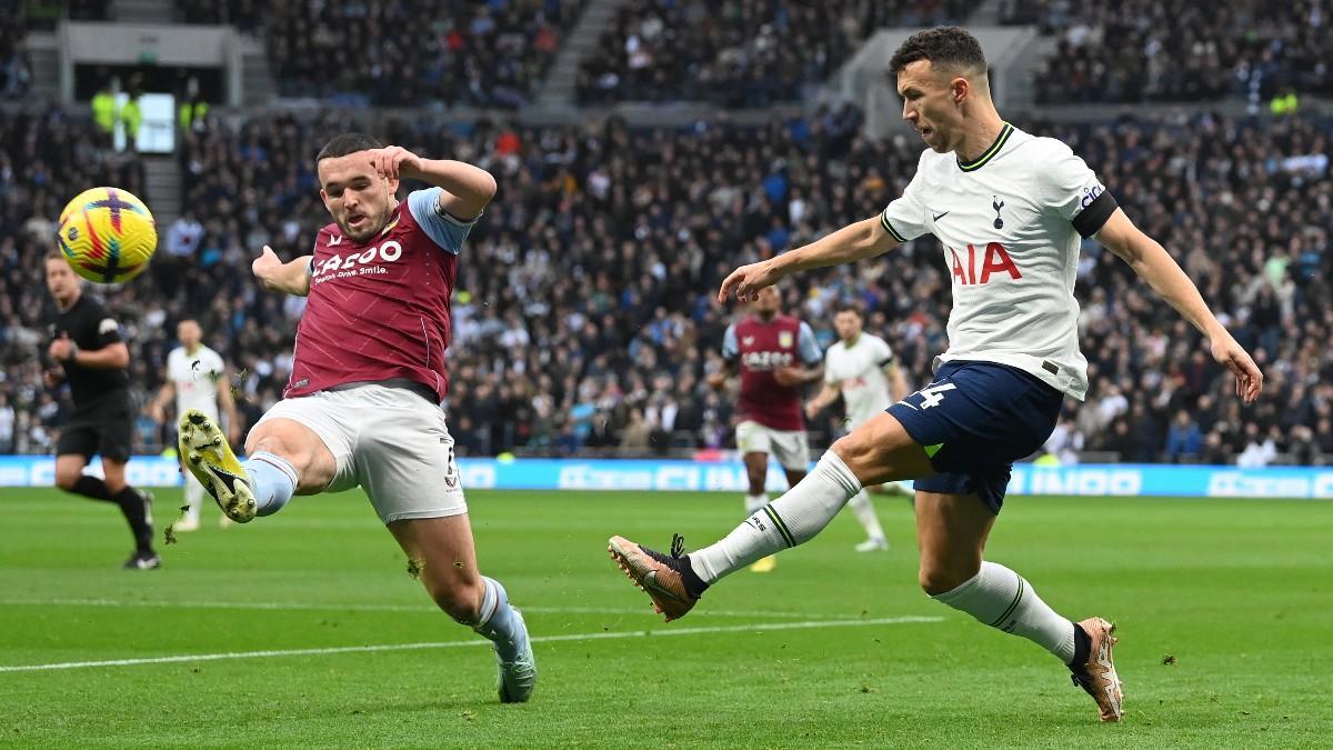 Ivan Perisic, del Tottenham, centra ante la presión de John McGinn, del Aston Villa