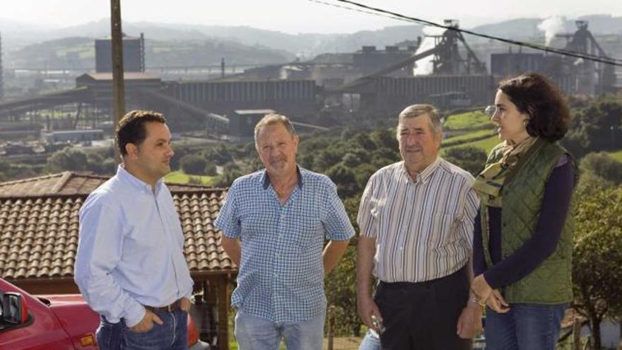 El director general de Calidad Ambiental, Manuel Gutiérrez García, llega a la reunión con los portavoces vecinales.