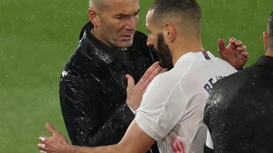 Zidane saluda a Benzema tras su sustitución.