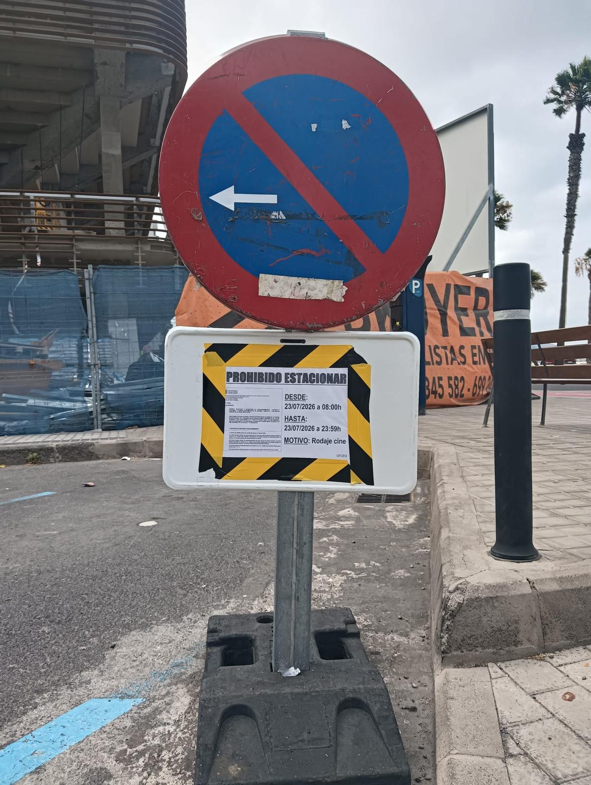 La señal instalada en la avenida Alcalde José Ramírez Bethencourt anuncia las restricciones temporales de aparcamiento por la grabación