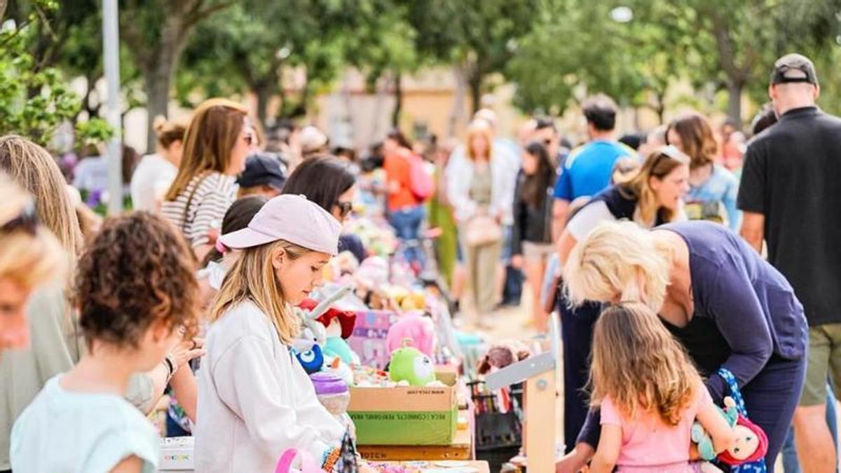 Famílies i infants en una edició anterior de La Fireta de les Festes de Primavera de Palafrugell.