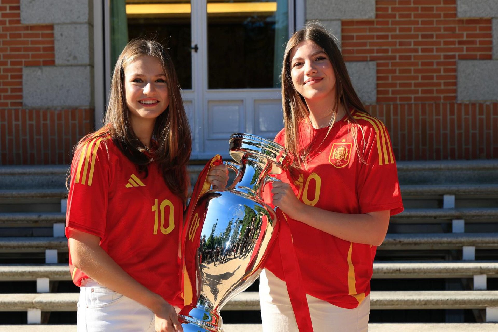 La princesa Leonor y la infanta Sofía con la Eurocopa