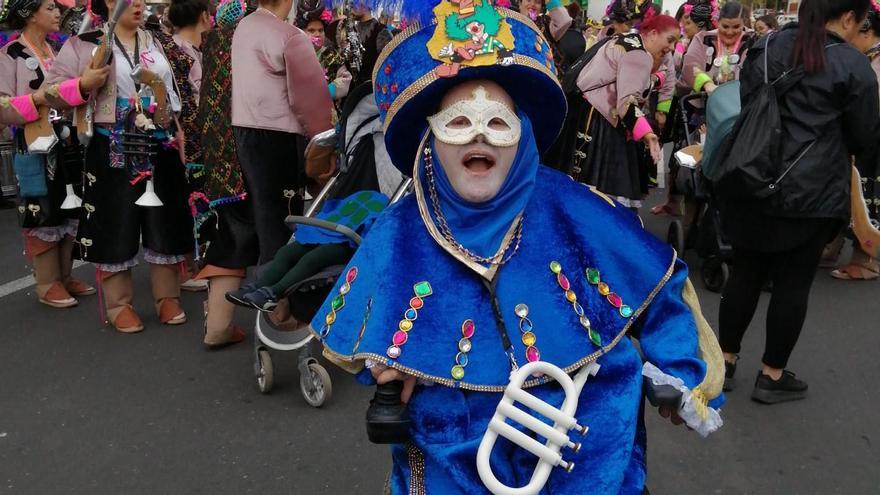 Samuel Navarro, fan murguero en un desfile de Carnaval.